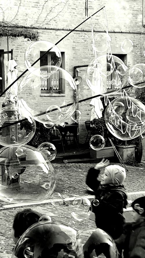 Buon compleanno, Il Tasto Giallo! I genetliaci nella poesia moderna e&nbsp;contemporanea