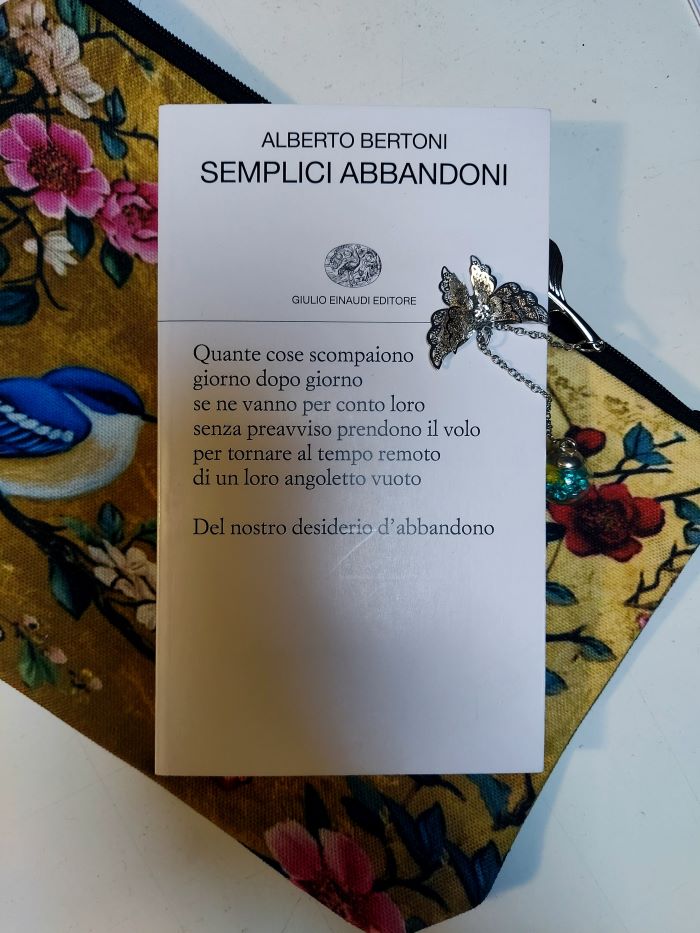 “Memorie e abbandoni nella poesia di Alberto Bertoni”. Riflessioni su “Semplici abbandoni” (Einaudi,&nbsp;2025)