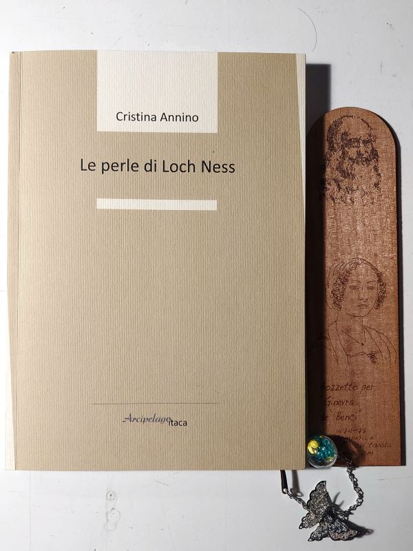 Da “Le perle di Loch Ness” di Cristina Annino, Arcipelago itaca,&nbsp;2019